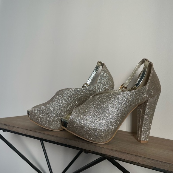 Brand New high heel golden flakie - Picture 3 of 4